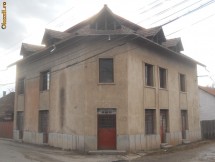 Imobil cu etaj situat in orasul Petrosani, judetul Hunedoara foto