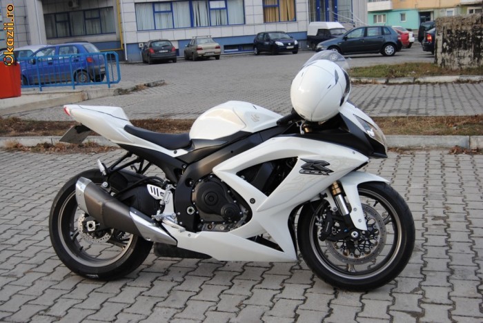 SUZUKI GSXR-600 L0 PEARL MIRAGE WHITE - EDITIE LIMITATA - foto mare