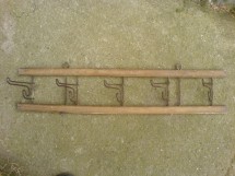 cuier vechi din lemn foto